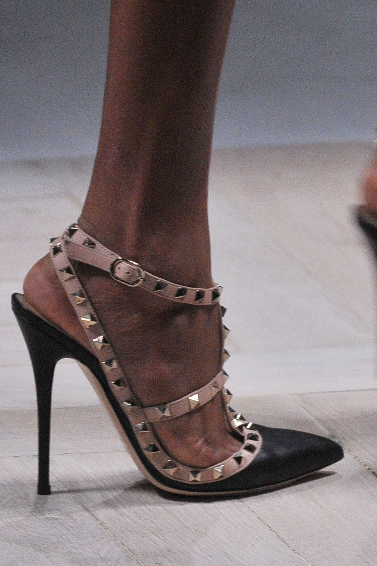 Ancora borchie per le decolletè Valentino P/E 2012/2013 - Shoeplay Fashion  blog di scarpe da donna